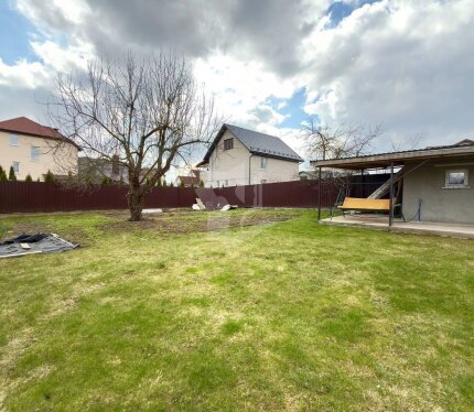 Аренда дома вблизи Цнянского водохранилища — 5 комнат, участок, возможность проживания с животными Сдается уютный дом с 5 комнатами, расположенный в пределах города, всего в 5 минутах ходьбы от Цнянского водохранилища. Рядом вся необходимая инфраструктура — магазины, школы, детские сады и удобный транспорт.