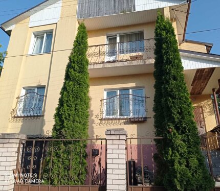 можно на самый короткий срок . первый этаж сдается с отдельным входом 64 м , с баней на дровах . Можно для рабочих, с маленькой собакой, с юридическими лицами по безналичному расчету.Остальные вопросы по телефону 