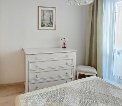 Тихий спальный район с чистым воздухом. В квартире три изолированные комнаты, спальные места в каждой. Много шкафов и мест хранения. Две лоджии. Свое машиноместо на крытой охраняемой автостоянке у дома. Эл/плита с духовкой, тостер, чайник, свч, стиральная машина, пылесос. 5 остановок до метро, 15 минут на машине до центра. Любой гор. транспорт, маршрутки. Рядом теннисный и медцентр Аква-Минск, ФОК, стадион, поликлиники, рынок. Магазин в соседнем дворе. Сдается на срок от 1 года.