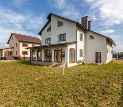 Продается современный коттедж 2024 года в элитном поселке Хатежино, всего в 7 км от Минска