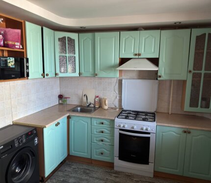 Сдается по договору аренды с 1. 05.26 порядочным хозяевам . Находится в конечной остановке Лошица -2 . В квартире 2 шкафа купе . 