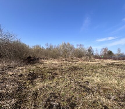 Продается участок в СТ «Кабачок-2000». 10 соток. Есть возможность быстрого подключения электричества , столб у границы участка. Так же по улице есть газ, и есть возможность его подвести. Примерно год назад стянули техникой всю поросль и бугры в конец участка, подровняли. Участок в частной собственности. Ухоженнное СТ, огражденное , со воротами с пульта и камерами.