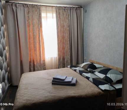 Комната с отдельным санузлом и мини кухней. Кровать двухспальная (одеяло, подушки, постельное белье, полотенца), всё предоставляется. Посуда для приготовления и пищи имеется. Можно как для пары или студенты, всё обговаривается.