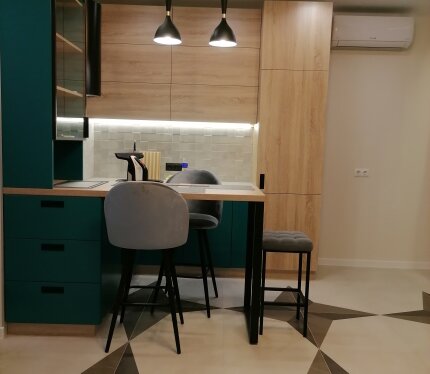 Сдается однокомнатная квартира по ул. Богдановича 144. Квартира полностью укомплектована и ждёт нового хозяина. Есть вся необходимая импортная бытовая техника : кондиционер, стиральная машина, телевизор, индукционная варочная плита, духовой шкаф, свч, холодильник, чайник,бойлер, пылесос, гладильная доска. Современный интерьер, чистый подъезд. Панорамное остекление лоджии - много света и солнца в любое время года! Дом оборудован видео наблюдением (по периметру и в лифтах. Ванная комната оборудова