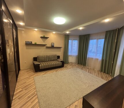 Уютная светлая квартира в 5 минутах от станции метро Спортивная. Квартира полностью оборудована всем необходимым для комфортного проживания: холодильник, варочная панель, духовка, свч, стиральная машина, бойлер высокоскоростной интернет. Большая гардеробная позволит разместить все вещи, при этом не загромождая жизненное пространство избытком мебели. Отгороженная отдельная комната/кабинет. Залог в размере месячной оплаты. Только длительный срок. Заключение договора.