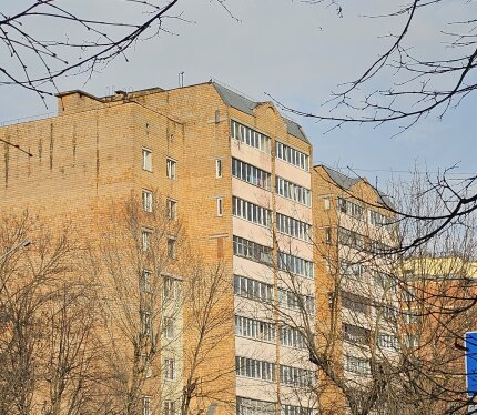 Продаю квартиру в кирпичном доме. Квартира выставлена на продажу первый раз. Рядом магазины, остановки, дет садики и школа, СК Олимпиец.