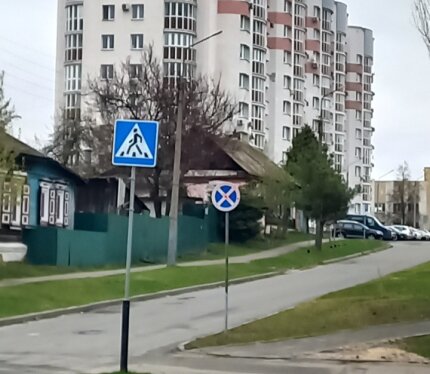 Двухкомнатная квартира в доме постройки 2015 года в хорошем состоянии.Поликлиника взрослая и детская в 50 метрах от дома,остановка общественного транспорта в 3х минутах ходьбы,рядом небольшой продовольственный магазин.Через дорогу находится университет им.Ф.Скарины,Новый Универмаг.