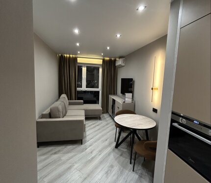 Евро двушка со свежим ремонтом, полным комплектом мебели и техники. Два кондиционера, теплый пол в санузле и на балконе. Сдается на длительный срок . Агентства не беспокоить.