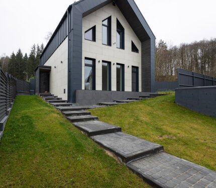 Современный коттедж в Раубичах с панорамным видом на водоём