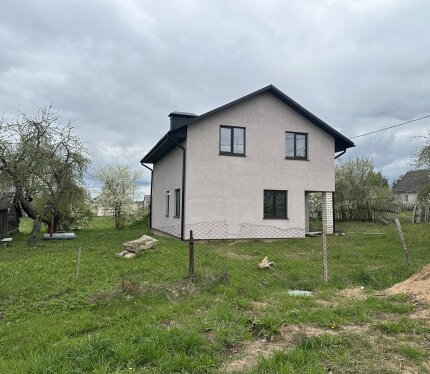 Введен в эксплуатацию.Рядом расположен г.п.Усяж,в котором находятся различные магазины по назначению,аптека,дом быта,сельский совет,клуб с дискотеками по выходным,столовая от торфобрикетного завода,сад,школа,спортивный комплекс и прочее для комфотного проживания.Стены газосиликат.Утеплен.Фасад закончен. Плиты перекрытия. Крыша металлочерепица. Окна ПВХ. Лестница на второй этаж залита из бетона. Теплый пол. Газ на участке. Все документы на руках.Все оформлено. Готов для продажи.Быстрое оформление