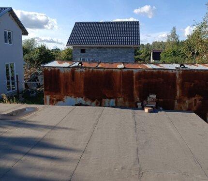 Продаётся участок в садовом товариществе "Утес". Вода сезонная от башни, свет. Есть фруктовые деревья (яблони, груши), кустарники, виноград. Возведен цокольный этаж (гараж +сарай) из ж/б блоков.