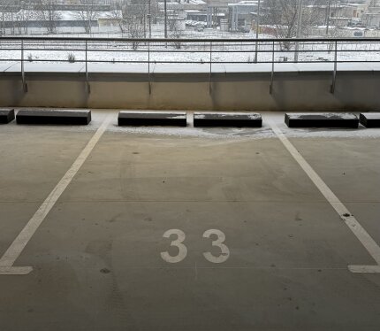 Располагается на 2 уровне (самый нижний этаж паркинга , удобный заезд, находится близко в выезду , не нужно долго идти в выходу , при сдаче на длительный срок торг уместен 