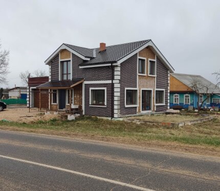 Предлагается к продаже капитальный жилой дом в д. Цветково, Дзержинский район, Минская область. Объект расположен на крайнем участке площадью 14.7 сотки с назначением для строительства и обслуживания жилого дома. Участок граничит только с одним соседом, ч
