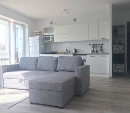 В Малиновке 1 на Космонавтов 4 в жилом комплексе Скандинавия, в живописном месте -рядом парк Павлова, сдаётся стильная, светлая студия с большим балконом с французскими окнами, в подъезде улучшенной комфортности с робот-пылесосами и швейцарским бесшумным лифтом, есть своя парковка для велосипедов. До метро 12 минут ходьбы. Развитое транспортное сообщение, рядом находятся 2 крупных магазина. Квартира снабжена всей необходимой для проживания бытовой техникой в том числе кондиционером.