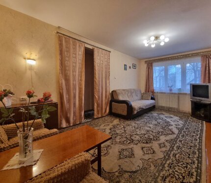 Продаётся 1/2 доли в трехкомнатной квартире