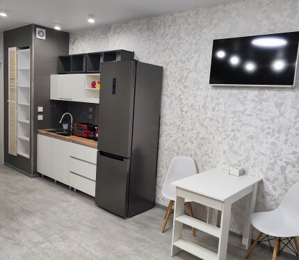 Квартира полностью готова к проживанию.Продуманная планировка.Оснащена всем необходимым для комфортной жизни:вплоть до пылесоса и утюга.Просторная лоджия и большой балкон с прекрасным видом на самый высокий небоскреб с лазерным шоу,где можно наслаждаться утренним кофе или вечерним закатом.В шаговой доступности метро, автобусные остановки,гипермаркет,различные магазины, пункты самовывоза 21век, валберис,озон,кафе,детские площадки,волейбольные,футбольные, теннисные площадки,места для отдыха.