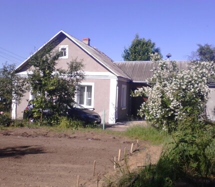 Сдается в аренду дом для проживания и отдыха на природе, территория с прекрасным садом .Комфортное ,тихое и приятное место.Сад фруктовый (яблоки сливы груши абрикос)- огород ( земля готовая под посадку овощных культур).Стиральная машина, холодильник, газовая плита, микроволновая печь, электрочайник,посуда.Рядом ФОК 3 бассейна, русская финская сауна хамам, джакузи. Фитнес тренажерный зал, кафе. Река Щара городской пляж гипермаркет «Евроопт ,Алми , ТЦ"Берег" Telegram, WhatsApp,