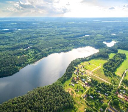 Новый деревянный дом на берегу озера.