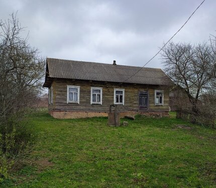 Продаётся жилой дом общей площадью 66 м², расположенный в тихой, спокойной деревне по адресу: д. Большая Быховщина, Несвижский р-н, Минская область. Характеристики: Дом: 1 этаж Участок: 15 соток Материал стен: дерево Год постройки: 1950г Комнаты: сени, кухня, жилая комната Санузел: нет Коммуникации: Электричество Газ: балон Вода: колодец Отопление: печное Телефон: есть На участке есть хоз постройки.
