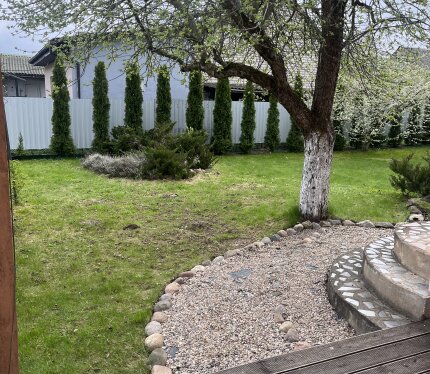 Сдается дача в 10 км от МКАД в живописном месте Мядельское направление. Подъездные дороги хорошие (асфальтировано) Минское море в 3 км, озеро Селюты -3 км. Деревянный дом в 2 этажа полностью меблерован, кухня всем оснащена (холодильник, газ плита, микроволновая печь), два бойлера, эл конвекторы, душевая и с/у в доме. На территории есть зона барбекю, терраса, ландшафтный дизайн территории, есть плодовые насаждения. На территории СТ есть магазин, в 2 км аг Семково с необходимой инфраструктурой.