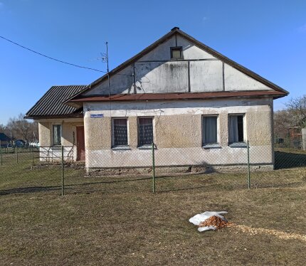 Продается дом в деревне Ведрица Червенского р-на, 72 км от Минска, с развитой инфраструктурой и хорошим транспортным сообщением. В деревне есть школа, детский сад, магазин. Рядом находится большое озеро, лес.