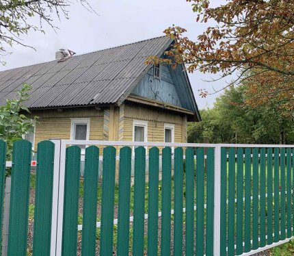 Продаётся жилой дом, расположенный в живописном месте, на земельном участке 0,142 га. Земельный участок обработан, огорожен со всех сторон. Дом бревенчатый, крыша- шифер. На окнах установлены стеклопакеты, пол - доска. Входная дверь – металлическая. В дом