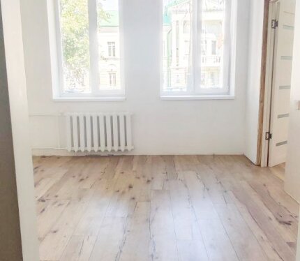 Продается 3-х комнатная квартира в историческом центре города на улице Гагарина, д.44. Кирпичный дом 1955 года постройки в 2018 году сделан полный капитальный ремонт. Утеплен фасад, заменены все трубы, электрика, полы.