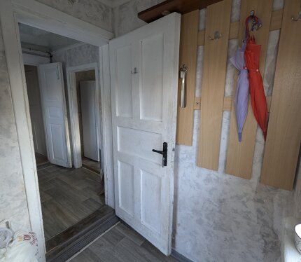 Сдается частный дом в районе Зелёного луга на долгосрочную аренду предпочтительно семье. Можно с питомцами (обсуждается при знакомстве). Состояние дома на фото.