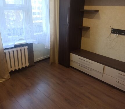 Продается 1 комната в пятикомнатной квартире (19\50 доля в праве собственности на квартиру). Комната площадью 13,17 кв.м. с балконом. Лицевые счета разделены, электроснабжение комнат отдельное. Произведен капитальный ремонт дома в сентябре 2000 г. Хорошие соседи без вредных привычек. Места общего пользования в хорошем состоянии. Чистый, аккуратный подъезд, тихий двор. Хорошее транспортное сообщение. Развитая инфраструктура