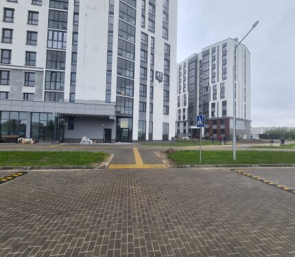 Торговое помещение в аренду под торговлю, общественное питание, услуги, аптеку общей площадью 135,8 кв.м. Изолированное помещение с отдельным входом расположено на 1 (первом) этаже жилого дома 2025 года постройки. Без внутренней отделки. Высота потолков - 4 м. Установлена пожарная сигнализация, индивидуальные приборы учета электричества, водоснабжения и тепла, бойлер на горячую воду.