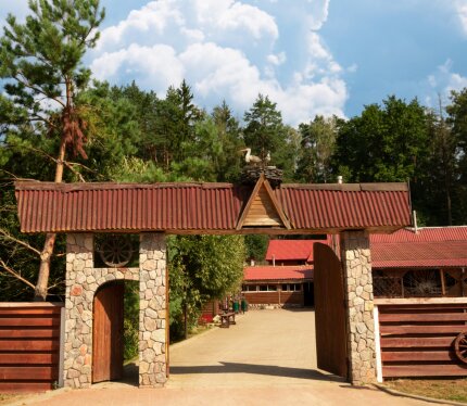 Предлагаем в аренду комфортное жилье на длительный срок для отдыха и командировочных. Дом удобно расположен между Новогрудком и Кореличами (10 км. от г.п. Кореличи). Условия проживания: Номера повышенной комфортности оснащены современным оборудованием: Smart TV, душевыми кабинами, холодильниками и микроволновыми печами. В распоряжении гостей — оборудованная кухня. Высокоскоростной Wi-Fi доступен как в доме, так и на всей территории. Для автомобилей предусмотрена стоянка с видеонаблюдением.