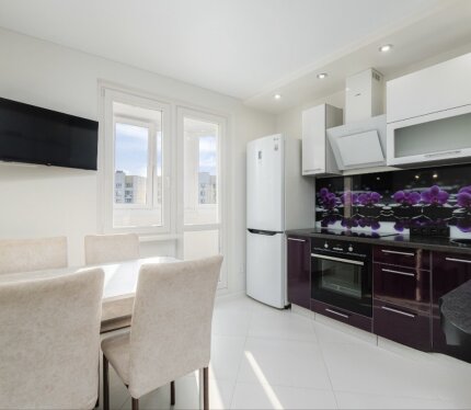 Сдается квартира на длительный срок, без посредников, по договору. В квартире имеется мебель и необходимая техника. Около дома находятся магазины, парк, недалеко метро Каменная горка. Сдается аккуратным и порядочным людям без животных и маленьких детей. 