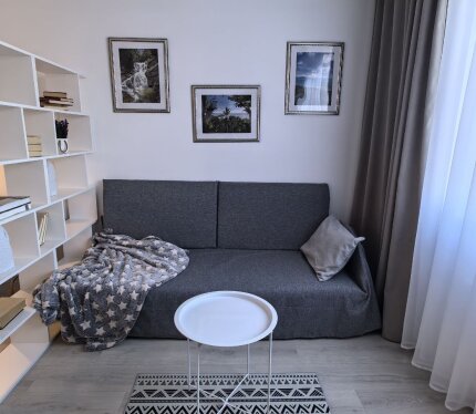 Сдается на длительный срок. ЖК «Мармелад».Евродвушка,видеодомофон, закрытая территория,видеонаблюдение, большая парковка только для жильцов,высокоскоростной интернет+кабельное телевидение,озелененная придомовая территория со спортплощадками, велопарковками. Мебель и бытовая техника,мобильная индукционная варочная поверхность,постельные принадлежности,ортопедическое основание, ортопедический матрас.Базовый комплект посуды,электрочайник. Рядом парк для прогулок,поликлиника.Собственник