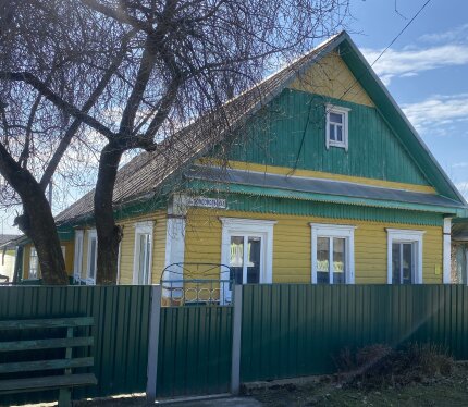 Уютный жилой дом для круглогодичного проживания. 4 комнаты с верандой, гаражом, погребом, баней, 5 сараями. Окна стеклопакеты, отопление газовое, рабочая кафельная печка . Водопровод заведен в дом и баню ( колодец во дворе и насос), дворы асфальтированы. В постройках проведен свет, на участке небольшой сад. В агрогородке развитая инфраструктура: школа, д/с, амбулатория, ДК, магазины, почта. Регулярное транспортное сообщение: три рейса пригородного автобуса в Слуцк и три маршрутки до Минска.