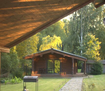 Баня на дровах. 3 вида пара. Комната отдыха, сан/узел, душевая. 60 руб за 4 человека за час. Минимальное время к аренде 3 часа. Предварительное бронирование минимум за сутки по телефону.