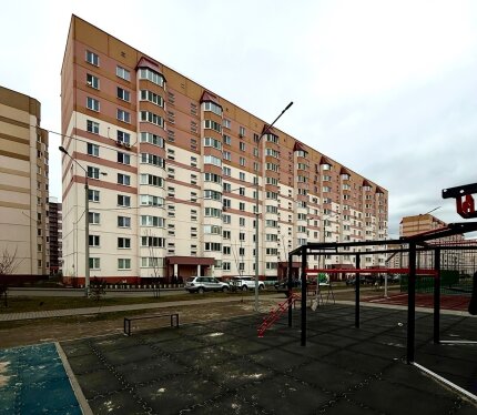 Характеристики: – жилая комната 16,3 м2; – просторная кухня 10,7 м2; – вместительная лоджия 4,6 м2; – раздельный санузел отделан качественной плиткой; – окна – ПВХ-стеклопакеты; – пол – импортный ламинат в жилой комнате, коридоре; на кухне - линолеум; – потолок – бетонный, крашеный; – стены – выровнены, оклеены обоями; – межкомнатные двери – массив; – входная дверь – металлическая.