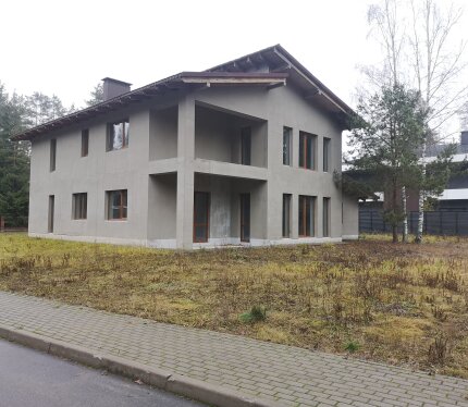 Продается дом в закрытом коттеджном поселке Ясная Поляна! 13 км от Минска, Московское направление. Все подъездные пути асфальтированы. Всего в комплексе 47 коттеджей. Вся территория огорожена, охрана 24/7, видеонаблюдение по всему периметру, на въезде - шлагбаум.