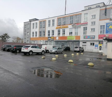 Коммерческая недвижимость в аренду в г.Мозырь; Сдаются помещения для бизнеса с готовым ремонтом в торговом центре с отличной локацией и инфраструктурой 📍 Адрес: г. Мозырь, ул. Крупской Н.К., 12 📐Варианты помещений: • Первый этаж — площади от 80 до 310 м² • Второй этаж — площади до 230 м² ✅ Ключевые характеристики: — Рядом жилые дома, обеспечивающие постоянный поток пешеходов. — Паркинг: большая площадка для автомобилей. — Соседи: рядом топовые торговые сети: Светофор, Остров чистот