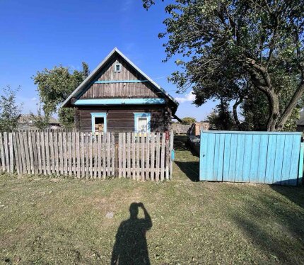 Участок 20 соток в частной собственности. На участке канализация и скважина. Дом под ремонт. На участке канализация подведена к дому и скважина у дома. Установлены стеклопакеты. Есть сарай, дровник, сухой погреб. Без торга. 