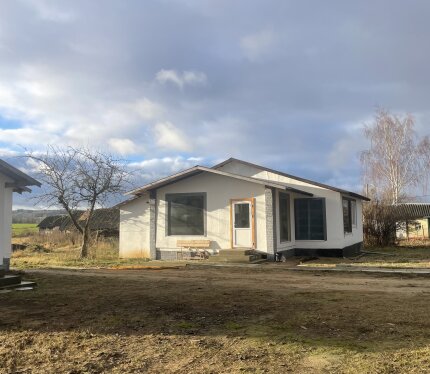 Сдаются в аренду дома в кореличах. Есть вариант суточно.(Обговаривается по телефону. 30-50р человек) Домов на выбор несколько, с разными условиями. У всех есть все необходимые для проживания условия- (отопление, отдельная кухня, душ, санузел, холодильник, места для авто) Будет хорошим вариантом для командировок. 