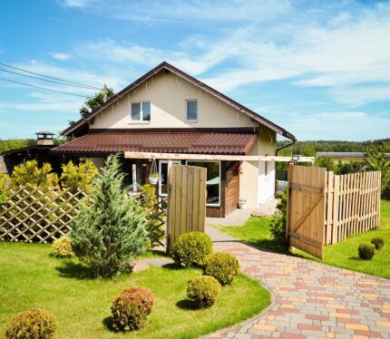 Сдается сауна + банный чан. Находится 34 км от Минска, рядом горнолыжные курорты «Логойск», «Силичи». Сауна вмещает 6-8 человек. Можно с ночевкой до 8 спальных мест.