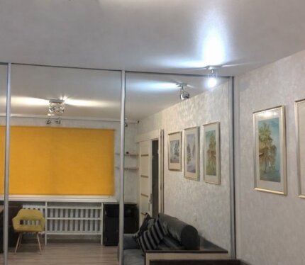 Сдаю квартиру с хорошим ремонтом с видом на уютный сквер на длительный срок с официальным оформлением.