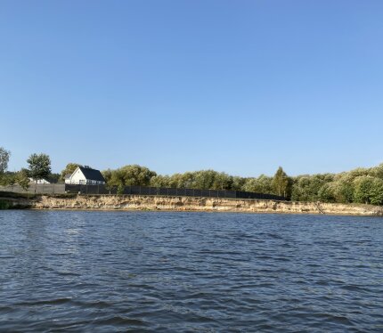 Эксклюзивный вариант в живописном месте! Первая береговая линия! 115 км от МКАД направление Пуховичи трасса 4 полосы. 2 этажа. Свой выход к реке, дом без соседей. 2 км до поселка с магазинами, аптекой. Вокруг лес Брицаловичской пущи, заливные луга и сенокосы вдоль широкой реки Березина. Дом из кедра, полы лиственница. Есть русская печь и лежанка, камин. Новый дом, в аренде не был. Дополнительная информация по телефону.