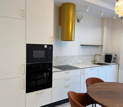 На длительный срок сдаётся уютная солнечная евродвушка площадью 46 м2 с видам на проспект Дзержинского (16этаж).В шаговой доступности метро Грушевка (3 минуты пешком), кафе, супермаркеты, медицинский центр, аптеки, тренажерные залы.Квартира укомплектована всей необходимой мебелью и бытовой техникой. Условие сдачи- без животных. Сдается по договору, возможна регистрация. Оплата:Залог 800 по курсу(возвращается при выселении)+800 (оплата на месяц вперед)+коммунальные платежи. Агентам не беспокоить