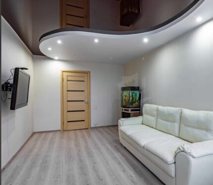 Сдам комнату аккуратной девушке, ценящей порядок и уют. В квартире тепло, чисто и тихо, есть всё для комфортной жизни. Соседи спокойные, дружелюбные. Проживает одна хозяйка. Активная , позитивная, часто бывающая в разъездах, соблюдающая личные границы. Удобное расположение: рядом магазины, аптеки, остановки . 10 минут до Лошицкого парка( идеально для пробежек и прогулок) Идеальный вариант для тех, кто ценит комфорт и спокойствие! Первая сдача, комната раньше не сдавалась! Заключение договора