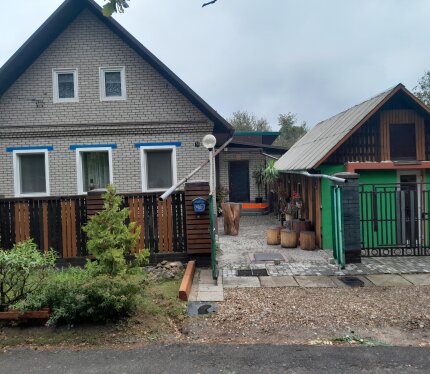 Недорогой дом для рабочих бригад. Есть все необходимое для пригодовления пищи, отдыха. Чистые постели. Большая кухня. 2 сан.узла.