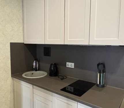 Приглашаю к просмотрю и аренде студии для порядочного одинокого человека без вредных привычек, желательно педантичному карьеристу. Категорически нет - с животными,с детками, курящим, ИП с бьюти услугами и пр. на дому. По договору, предоплата за один месяц. Отличная инфраструктура, популярный район, описания излишни. Просьба писать в мессенджер на номер