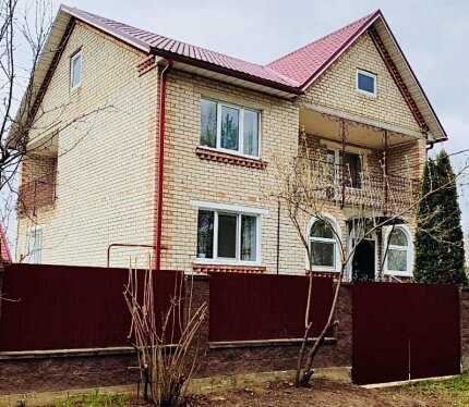 Дом в д.Квасыничи, 5 км от Слуцка Продаётся просторный жилой дом 1994 г.п. в деревне Квасыничи, всего в 5 км от г. Слуцка. Материал стен: блок + обшит кирпичом; крыша: металлочерепица; окна - ПВХ; теплые полы. В доме 5 жилых комнат, 2 балкона. Материал по