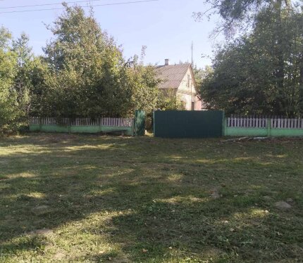 Дом на берегу Днепра. 3 жилые комнаты, совмещённый санузел, кухня. Отопление печное от 2х печек на одну из которых завязан водяной контур с чугунными радиаторами в комнатах, вода центральная, газ привозной в баллонах. Во всех комнатах окна ПВХ. На территории имеется кирпичный сарай, навес для дров с дровами, погреб, сад с плодовыми деревьями. В пяти минутах ходьбы школа, детский садик, дом культуры, спорт комплекс, база отдыха, магазин, река Днепр.