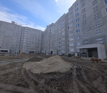 Продается 2-к. квартира в новостройке (54,8 м²) ​Светлая и теплая квартира на комфортном 4-м этаже (не торцевая). Отличная планировка с раздельным санузлом и панорамным видом из окон. ​Преимущества: ​До реки всего 5 минут пешком; ​Развитый район: рядом магазин и остановка; ​Дом новый, квартира очень теплая. ​Удобный этаж: вы не зависите от лифта и скрыты от посторонних глаз. Любая форма оплаты. ​Звоните, чтобы договориться о просмотре